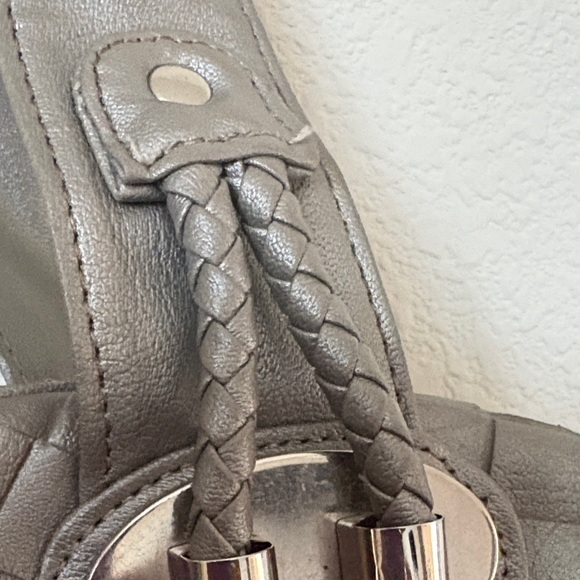 Elegant Gray Woven Handbag - Picture 4 of 8